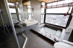 Modern-bathroom-with-large-tile